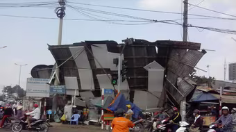 Lốc xoáy tại TP.HCM, 1 người bị thương