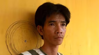 Côn đồ đâm ngập dao vào... MBH của công an