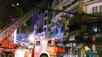 Cháy nổ ở "phố Tây", hàng trăm người hoảng loạn 