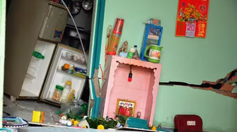 Nhà 2 tầng sụp lún, người dân nháo nhào thoát thân