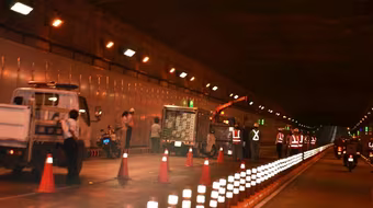 Xe tải lật chỏng vó trong hầm Thủ Thiêm