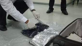 Hải quan sân bay phát hiện 2kg ma túy đá trong valy hành khách 