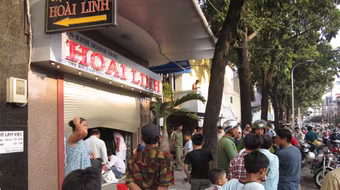 Ô tô leo lề đâm sập cửa tiệm vàng 