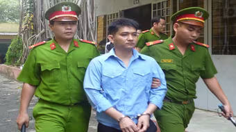 Vợ thua bạc, chồng tổ chức cướp sòng