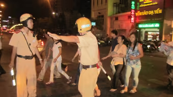 CSGT hỗ trợ người dân đi chùa rằm tháng Giêng