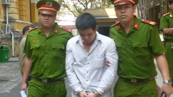 Vợ đi vắng, dượng dụ cháu gái về nhà “quan hệ” 