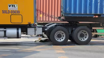 Container tông chết bé trai băng ngang quốc lộ