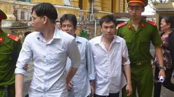 Băng nhóm chuyên đạp xe người đi đường để cướp