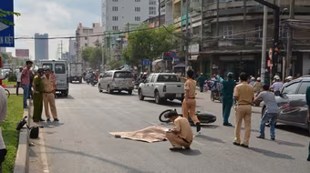 Một phụ nữ chết thảm khi đi bộ băng qua đường 