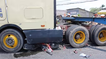 Nam thanh niên bị xe container cán nát 2 chân