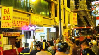 Khu phố náo loạn vì “ngáo đá” leo lên khách sạn đòi tự vẫn