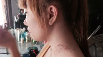 Nữ chủ tiệm tóc mưu trí, tay không chống trả tên cướp có dao