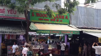 Cầm đá xanh đập tủ kính, cướp tiệm vàng