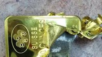 Chủ tiệm vàng đưa vàng giả cho người làm đi cầm