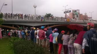 Buồn chuyện gia đình, cụ bà nhảy cầu tự vẫn