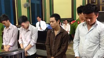 Hỗn chiến vì một gói mì tôm, một người suýt mất mạng