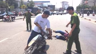 Bị phát giác, tên trộm tát vào mặt, kéo lê nạn nhân trên đường