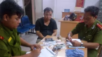 Bắt đối tượng “lận” dao bấm, súng ru lô, còn chạy xe lạng lách