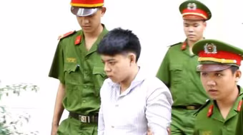 Mâu thuẫn chơi game, xách rựa định đi chém người thì bị đâm chết