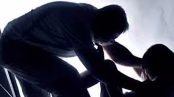 Chuốc rượu cho người cha say mềm ở quán, về nhà hãm hiếp con 