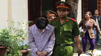 Gã trai hàng xóm “thừa nước đục thả câu” giao cấu với cháu bé 13 tuổi