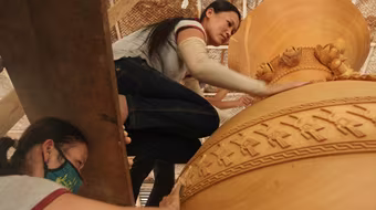 "Nhập hồn" để thiếu nữ  bước ra từ... gỗ