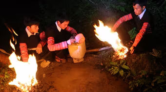 "Gọi" thần mặt trời trở lại sau đêm tối