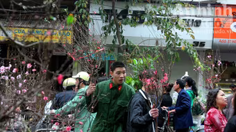 Khúc giao mùa một ngày cuối ở chợ hoa xuân