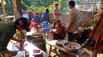 Cặp bánh tình yêu trong Tết “đụng” ở Phiêng Luông