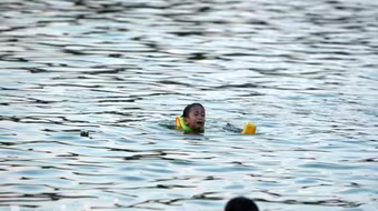 Hàng trăm trẻ em lao mình xuống ao "kêu cứu"