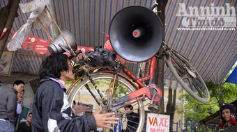 Đáng thương gia đình xứ Mường diễn xiếc kiếm sống