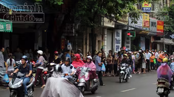 Chuyện “lạ” ở phố Thụy Khuê: Xếp hàng dài trong mưa chờ mua bánh