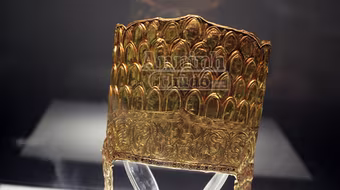 Chiêm ngưỡng 2 chiếc mũ bằng vàng, làm thủ công cực tinh xảo