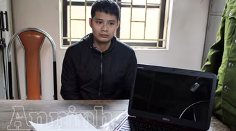 Thấy bạn gái trùm chăn bạn trai cuỗm đồ rồi... lượn