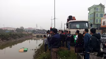 4 người thoát chết trong chiếc xe taxi lao xuống mương nước