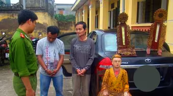 Tượng một nữ tướng bị hai tên trộm phá tan cửa miếu khiêng đi