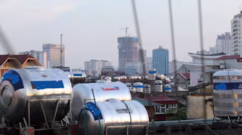 Hàng nghìn “quả bom” nước "đè bẹp" chung cư cũ