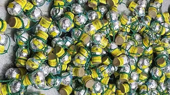 Vận động đối tượng giao nộp số lượng lớn pháo nổ 