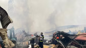 Cháy hàng nghìn mét vuông nhà xưởng tại huyện Hoài Đức 