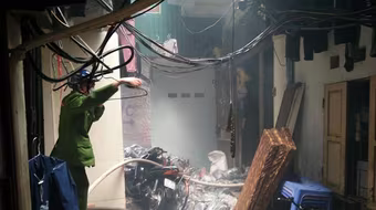 Kịp thời dập tắt đám cháy tại nhà dân trong phố Gầm Cầu 