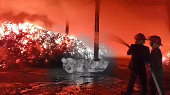 Xưởng chế biến gỗ trên đồi bốc cháy