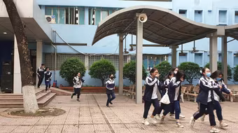 Hàng trăm học sinh trải nghiệm chữa cháy, thoát nạn 