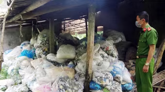 Phát hiện, thu giữ 13,5 tấn rác thải găng tay y tế 