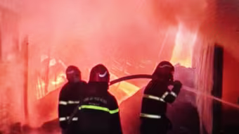 Dập tắt đám cháy xưởng tái chế nhựa tại huyện Thanh Trì 