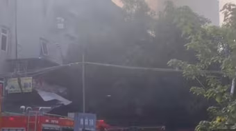 Cứu 2 bà cháu thoát khỏi đám cháy nhà dân ở phố Nguyên Hồng