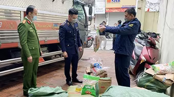 Lái xe chở gần 5 tấn thực phẩm từ Lào Cai về Hà Nội tiêu thụ bị phạt 140 triệu đồng