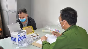 Bí ẩn phía trong căn nhà luôn khóa 2 lần cửa 