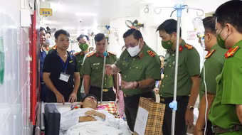 Giám đốc Công an thành phố Hà Nội thăm, động viên chiến sỹ Cảnh sát cơ động bị thương khi làm nhiệm vụ