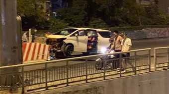 Xe sang trị giá nhiều tỷ đồng gặp nạn trên cầu Chương Dương