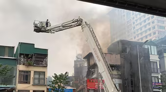 Điều động xe thang chữa cháy nhà dân trên phố Minh Khai